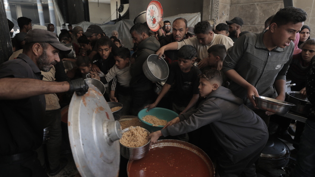 Charity organization distributes hot meals to Palestinians in Gaza City