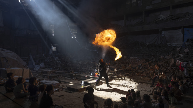 Circus artist brings joy to children amid Israeli attacks in Gaza