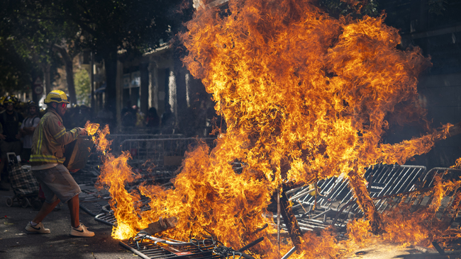 Firefighters protest demanding better working conditions in Barcelona
