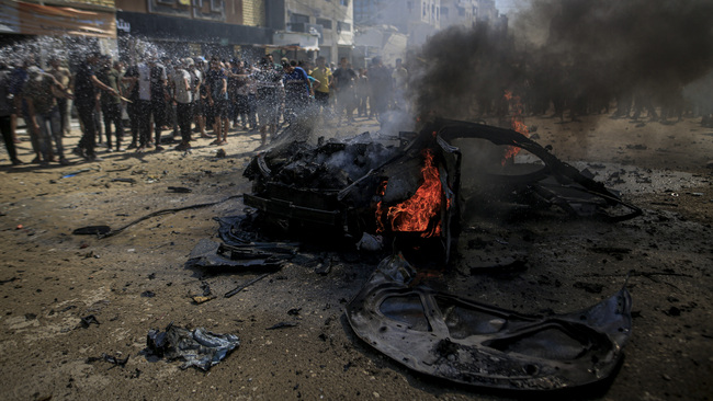 Israeli forces attack a vehicle in Gaza despite ceasefire
