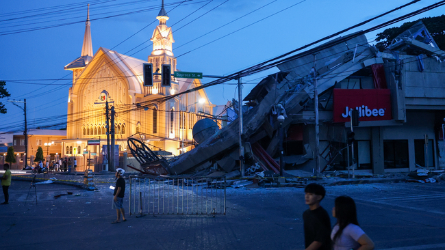 M 7.8 earthquake hit Southern Philippines, at least 15 dead, over 100 injured