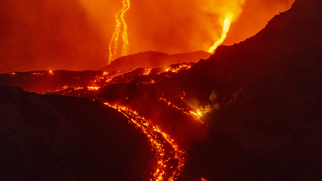 Mount Etna's eruptive phase persists