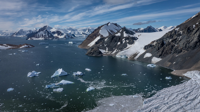 Multidisciplinary study on lake and marine ecosystems in Antarctica