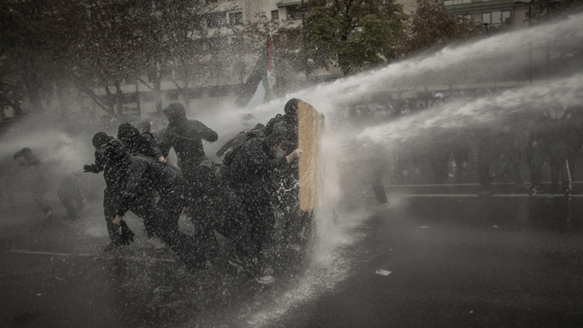 Police intervene in demonstrators amid ongoing protests in Paris