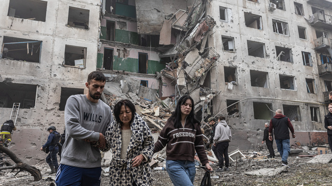 Russian airstrike hits residential building in Sloviansk