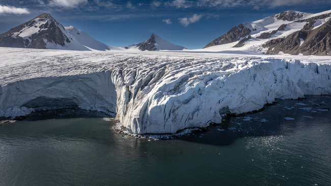 Shoesmith Glacier shrinks by approximately 10 meters per year