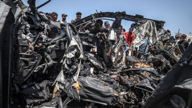 Two Palestinians killed in an Israeli attack on a vehicle in Gaza despite the ceasefire