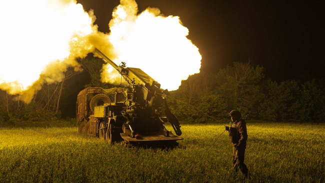 Ukrainian troops prepare artillery in Donetsk Oblast